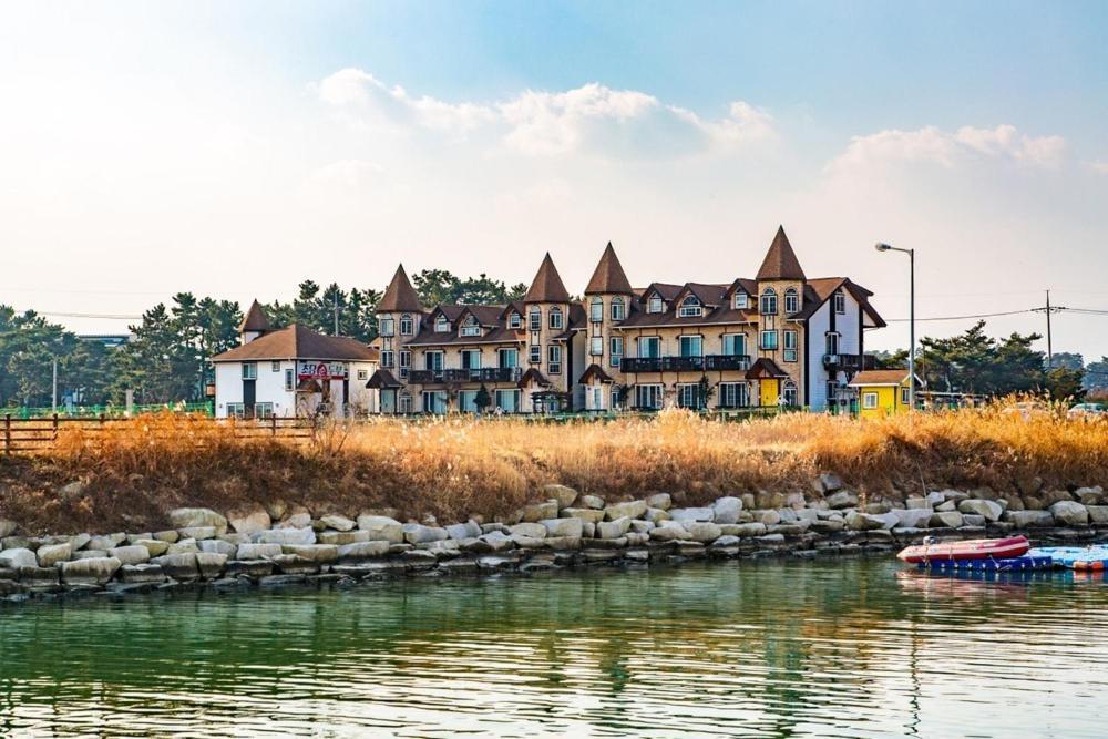 Santa Beach Pension Gangneung Exterior foto