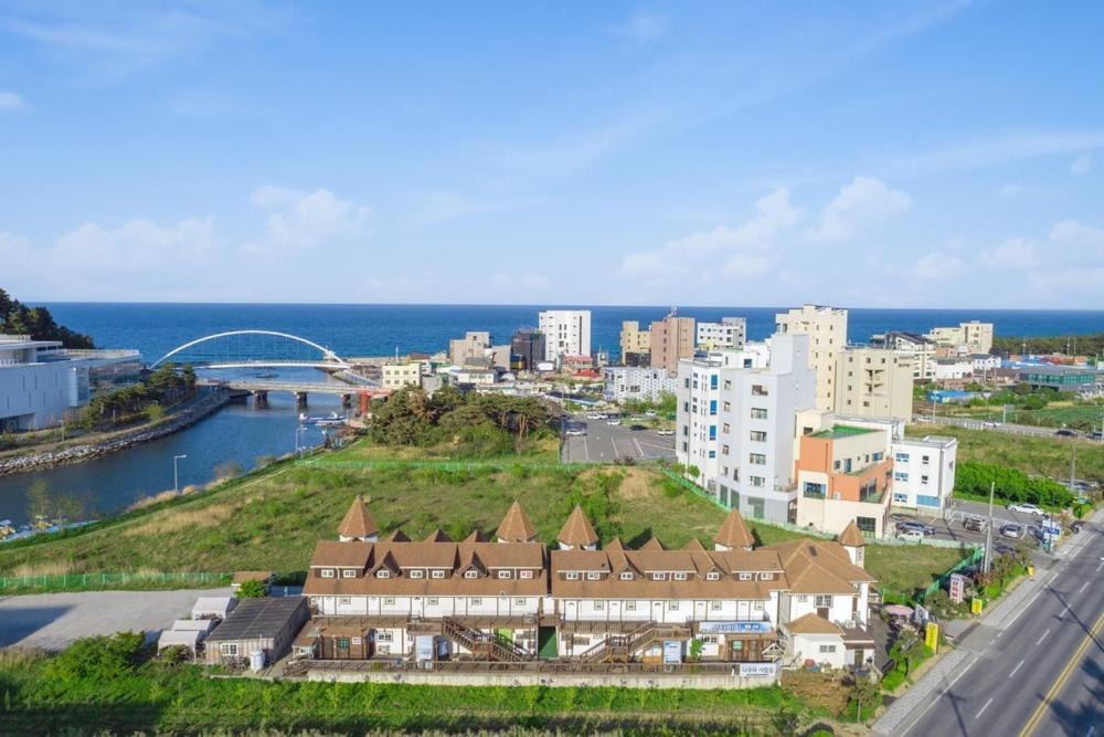 Santa Beach Pension Gangneung Exterior foto